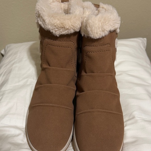 Clarks Shoes - Women’s cloudsteppers Faux Fur Ankle Boots Breezy Cozy, lightweight Sz. 9W No Bx